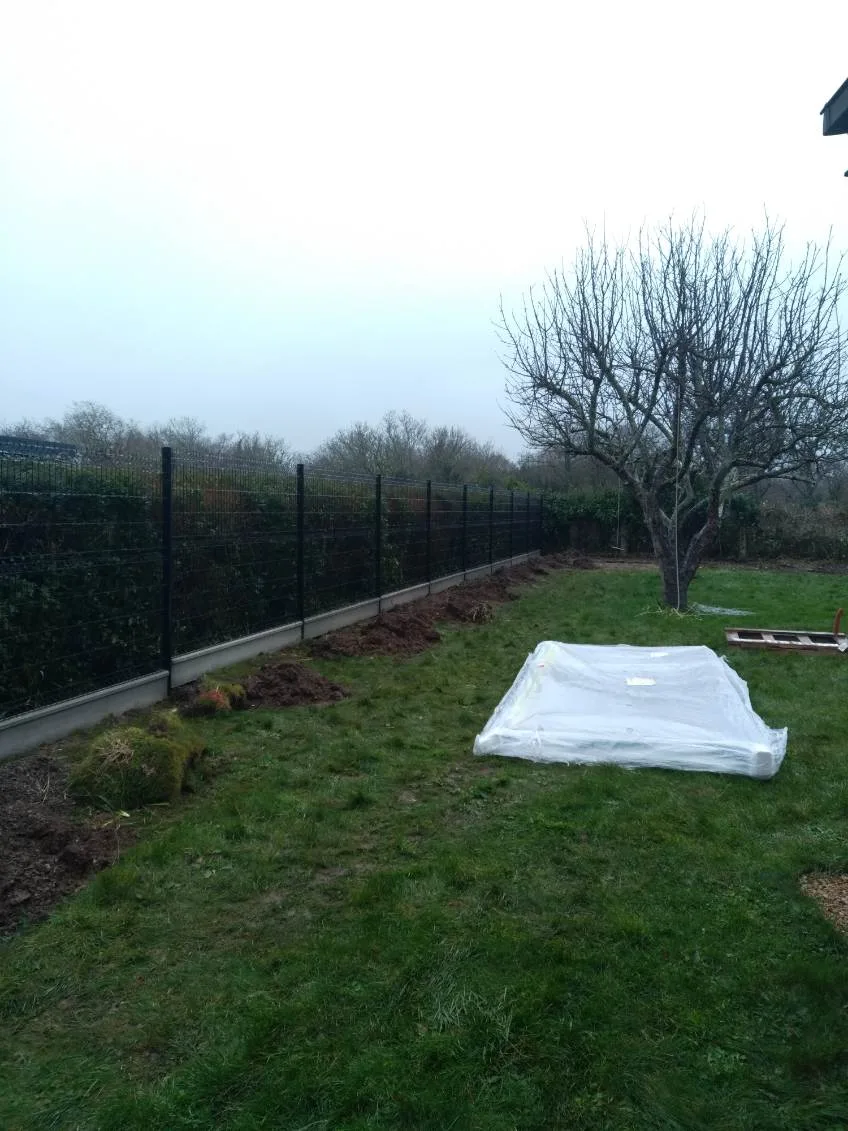 Finition de pose de clôture rigide à Plougastel-Daoulas — CLG aménagement extérieur