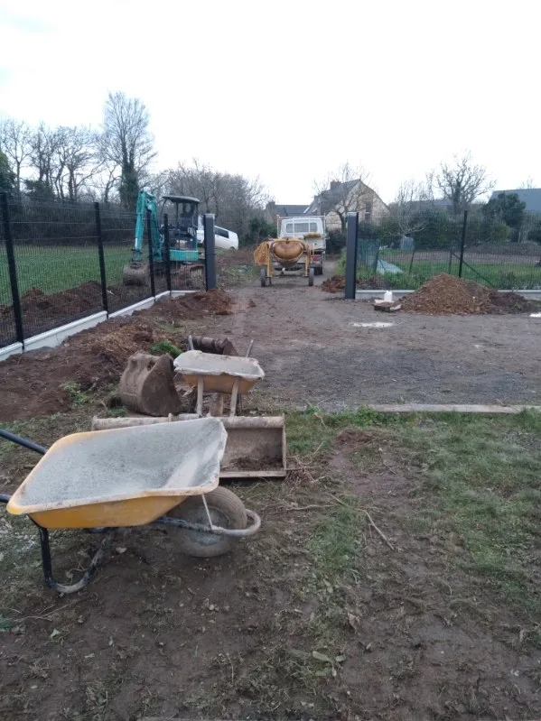 Équipe CLG en chantier de viabilisation à Plougastel-Daoulas — terrassement et préparation de terrain